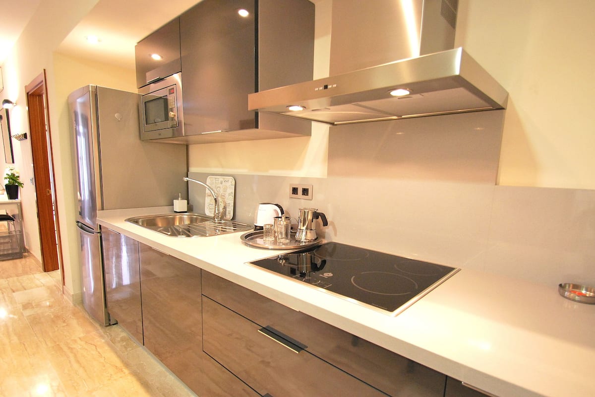 full-sized fridge, microwave, stovetop, dishwasher