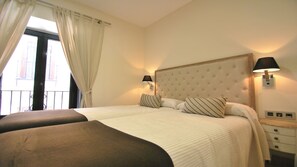 Roupas de cama premium, escrivaninha, quartos à prova de som