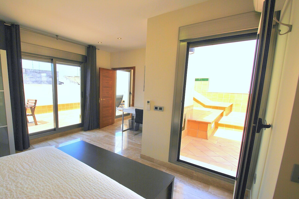 Apartamento, 3 quartos | Roupas de cama premium, escrivaninha, quartos à prova de som