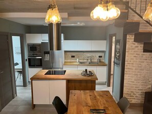 Full-size fridge, microwave, stovetop, dishwasher - Living Sevilla Centro Maestranza (Seville)