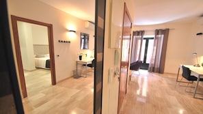 Roupas de cama premium, escrivaninha, quartos à prova de som