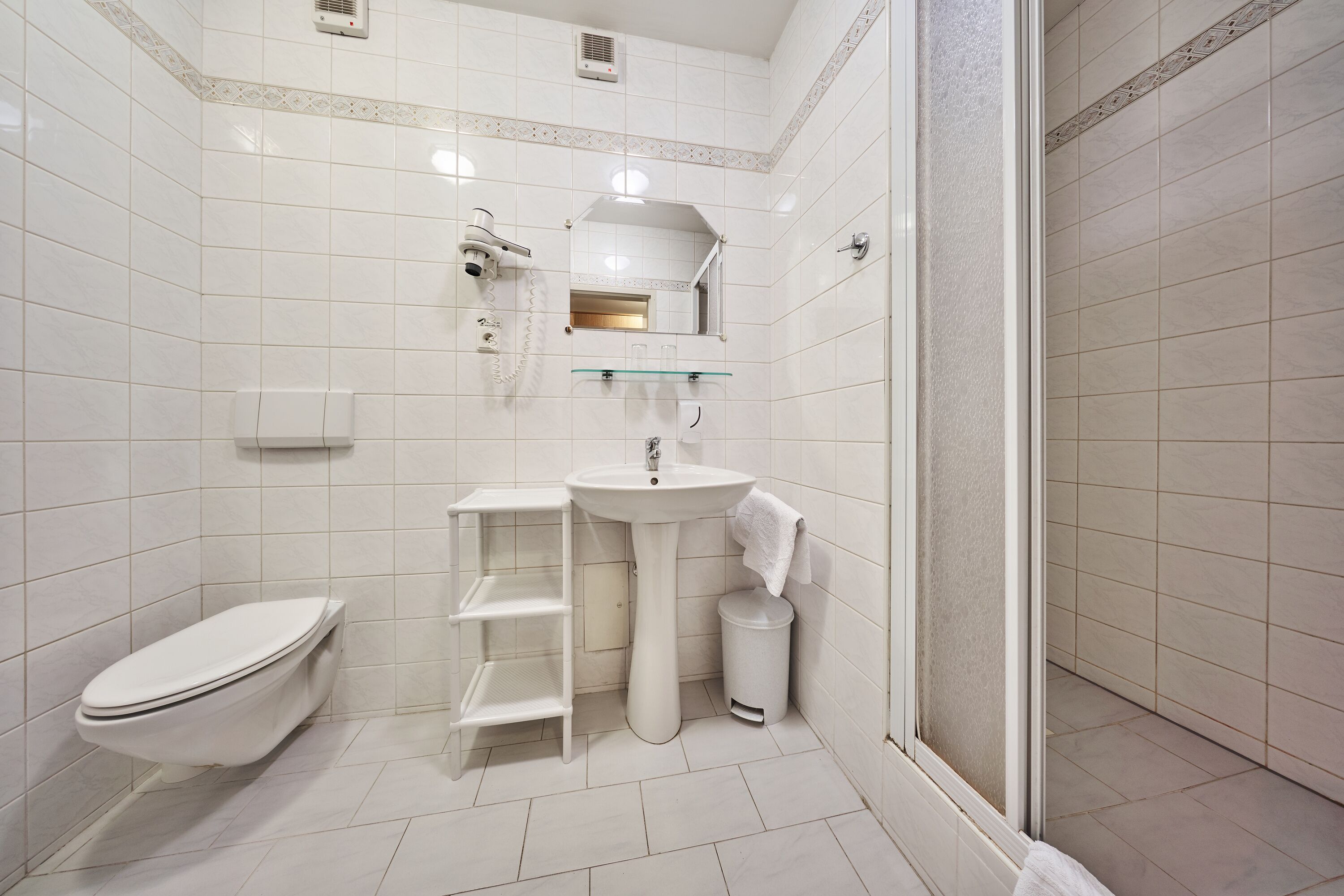 quadruple room | bathroom | shower, free toiletries, hair dryer, towels
