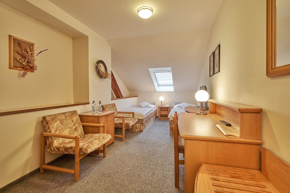 double room | 1 bedroom, in-room safe, desk, soundproofing