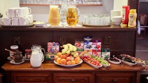 Un ricco buffet della colazione con diverse pietanze e bevande.