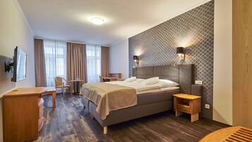 Habitación doble superior, 1 cama matrimonial y sofá cama | Caja de seguridad en la habitación, escritorio y insonorización