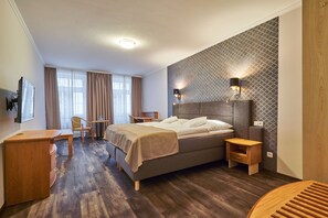 Quarto casal superior, 1 cama de casal e sofá-cama | Cofres nos quartos, escrivaninha, quartos à prova de som
