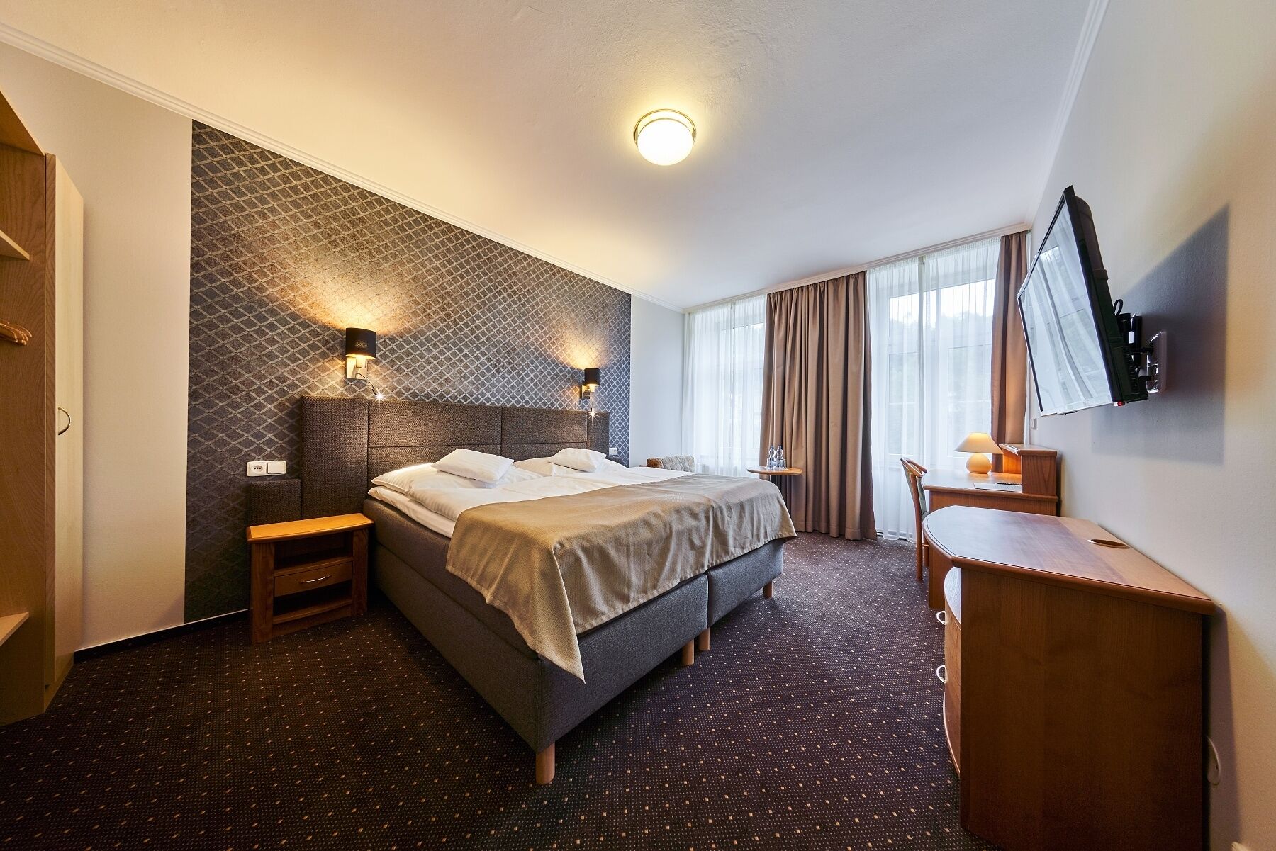 スーペリア ダブルルーム ダブルベッド 1 台ソファーベッド付き | セーフティボックス (室内)、デスク、防音設備、WiFi (無料)