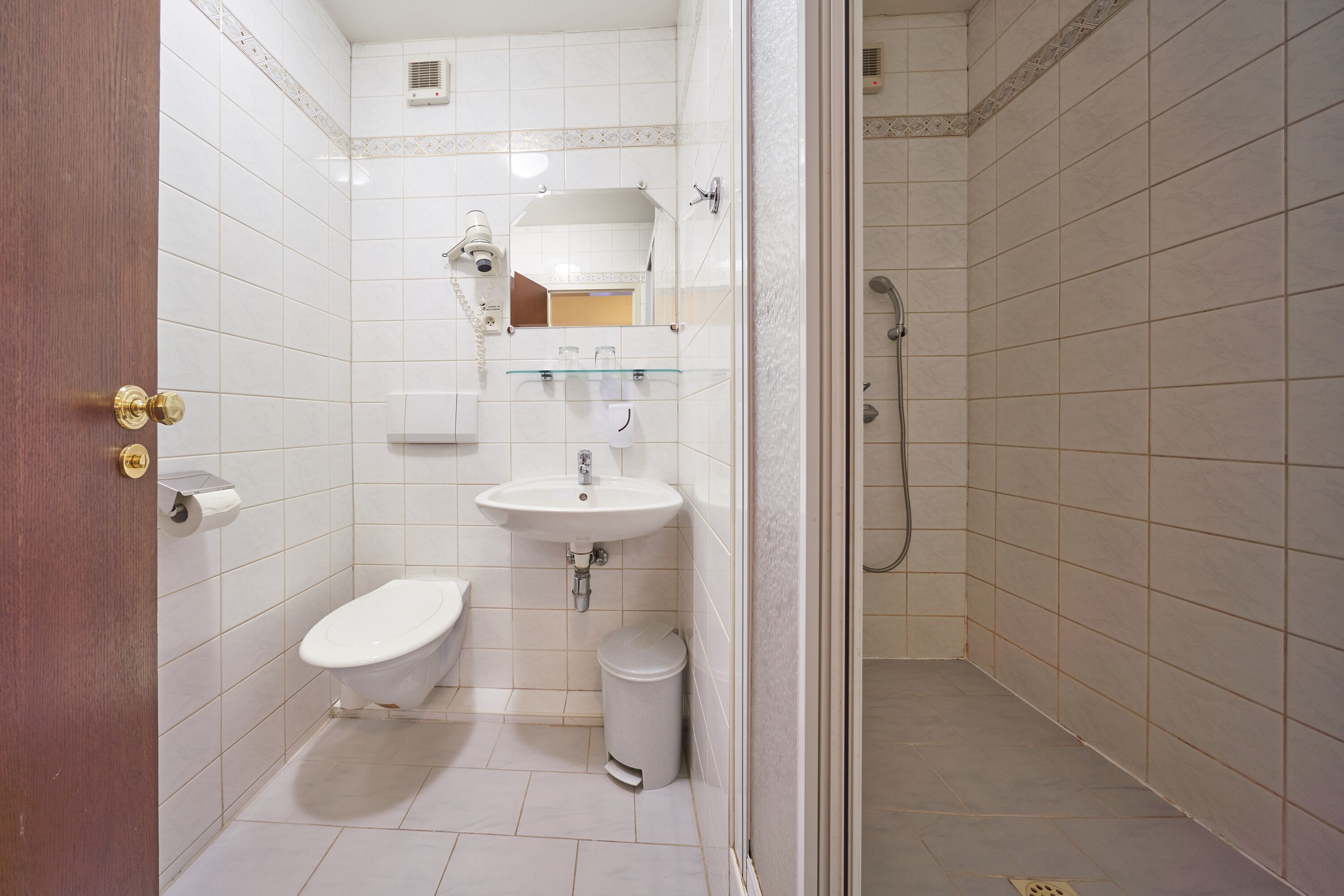 shower, free toiletries, hair dryer, towels