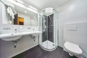 Habitación familiar, 2 habitaciones, cocineta | Baño | Regadera, amenidades de baño gratuitas, secadora de cabello, toallas 