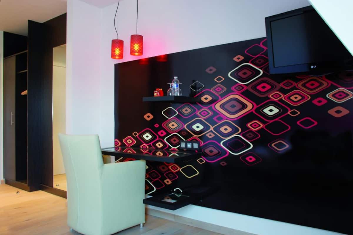 Habitación doble superior | Área de sala de estar | Televisión de pantalla plana