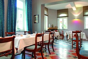 Lunch and dinner served, alfresco dining  - Hostellerie Aulnenhof (Landen)