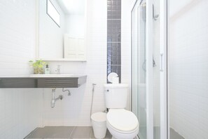Suite Room | Bathroom | Shower, free toiletries, hair dryer, towels - Sino Maison Hotel (Patong)