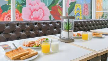 Petit déjeuner (150 THB par personne)