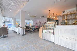 Dîner et souper servis sur place, cuisine internationale