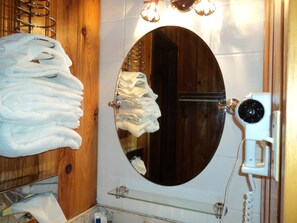 Classic-Zimmer, 2 Doppelbetten | Badezimmer