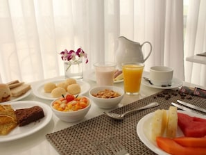 Daily buffet breakfast (BRL 45 per person)