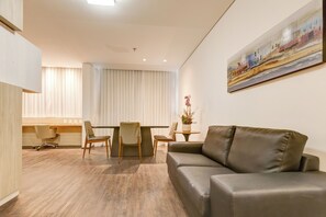 Rom – executive | Sengetøy av topp kvalitet, minibar, safe på rommet og skrivebord