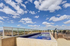 Piscina externa, funciona das 9h às 20h, espreguiçadeiras