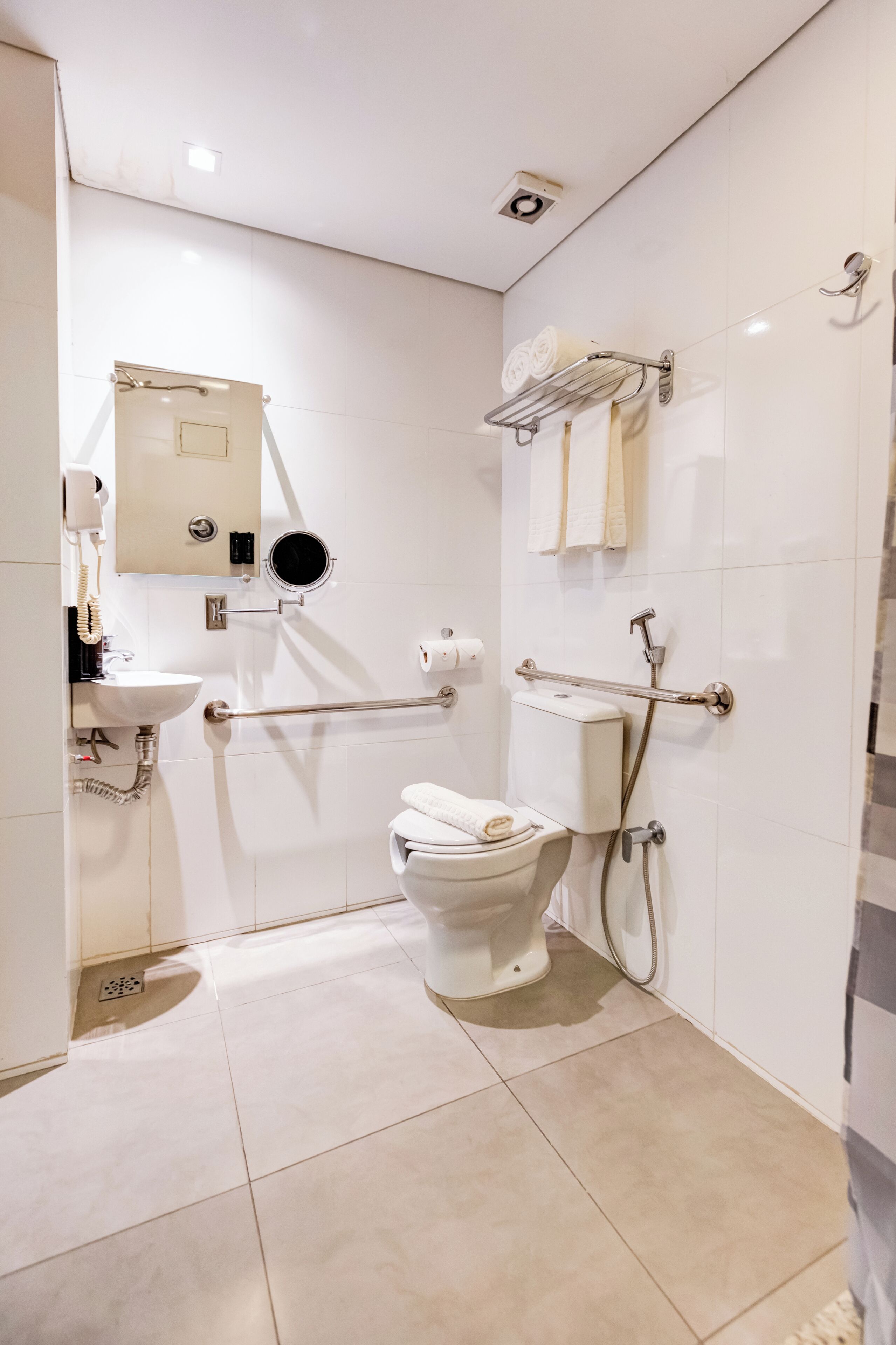 Un baño moderno con inodoro, lavabo y ducha.