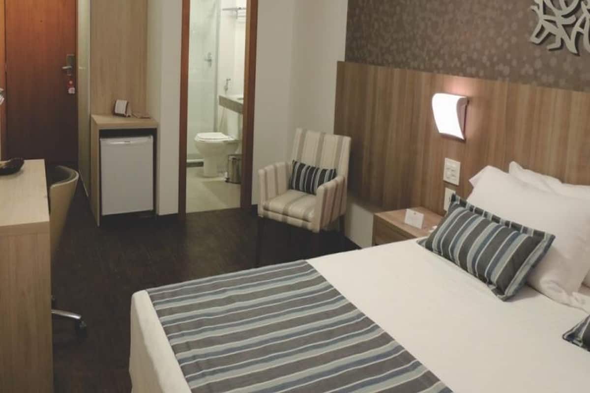 Bộ đồ giường cao cấp, minibar, két bảo mật tại phòng, bàn 