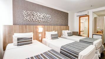 Habitación triple Deluxe | Ropa de cama de alta calidad y minibar