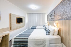 Deluxe Triple Room | Premium bedding, minibar, in-room safe, desk - Allia Gran Pampulha Suites (Belo Horizonte)