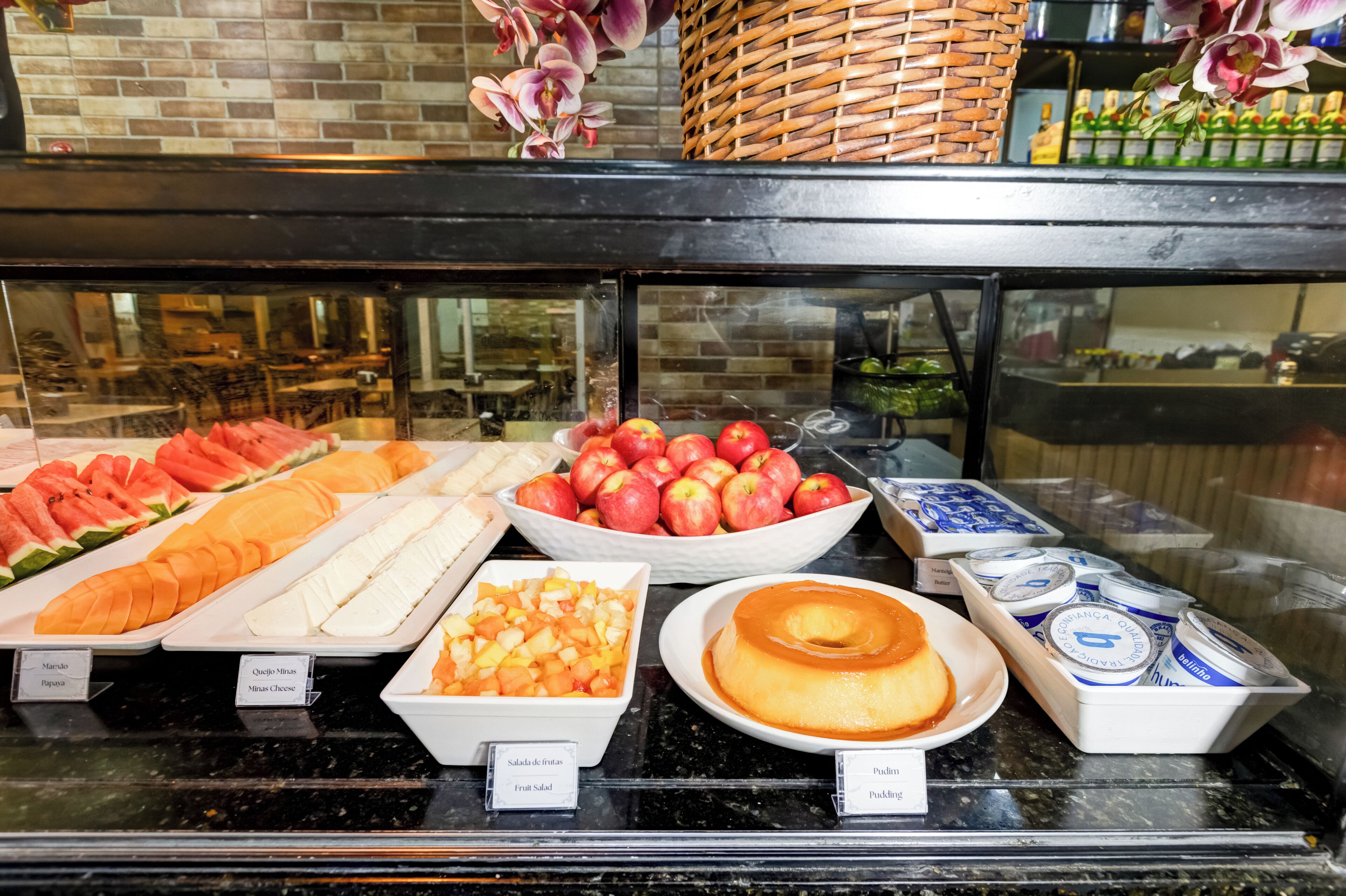 daily buffet breakfast (brl 45 per person)