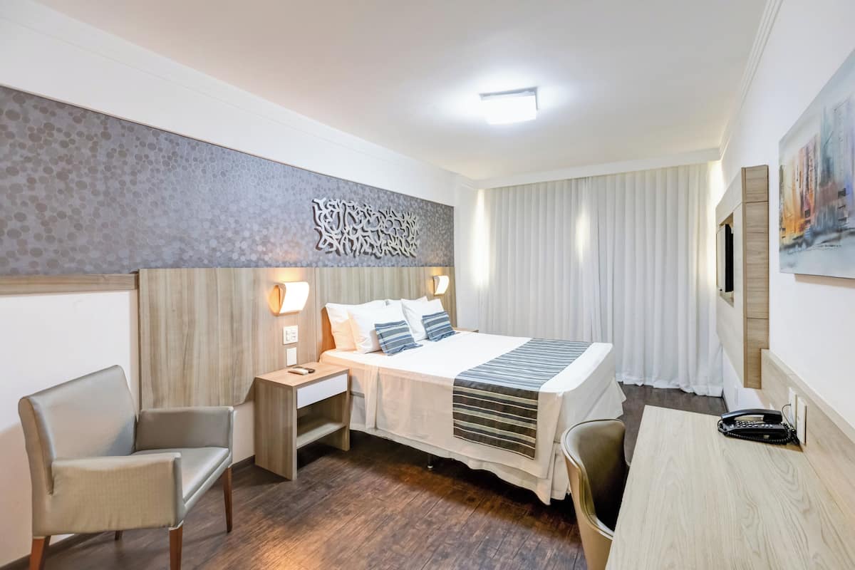 Phòng đôi Deluxe | Bộ đồ giường cao cấp, minibar, két bảo mật tại phòng, bàn 
