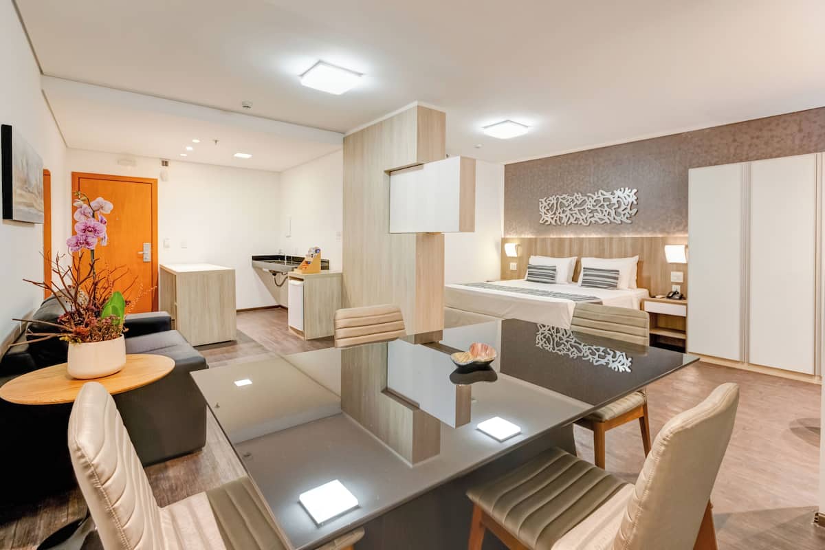 Phòng Executive | Bộ đồ giường cao cấp, minibar, két bảo mật tại phòng, bàn 