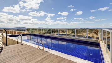 Una piscina al aire libre, tumbonas