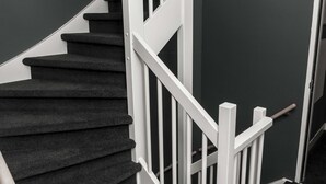 A staircase with black carpeted steps and white railings. - Hotel Fine Harmony (Amsterdam)