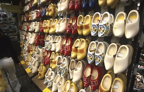 Una pared exhibe zapatos de diversos colores y estampados a la venta.