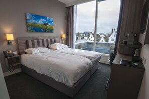 객실 내 금고, 책상, 암막 커튼, 방음 설비