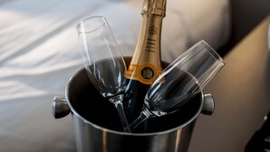 A champagne bottle in a metal bucket with glasses. - Hotel Fine Harmony (Amsterdam)