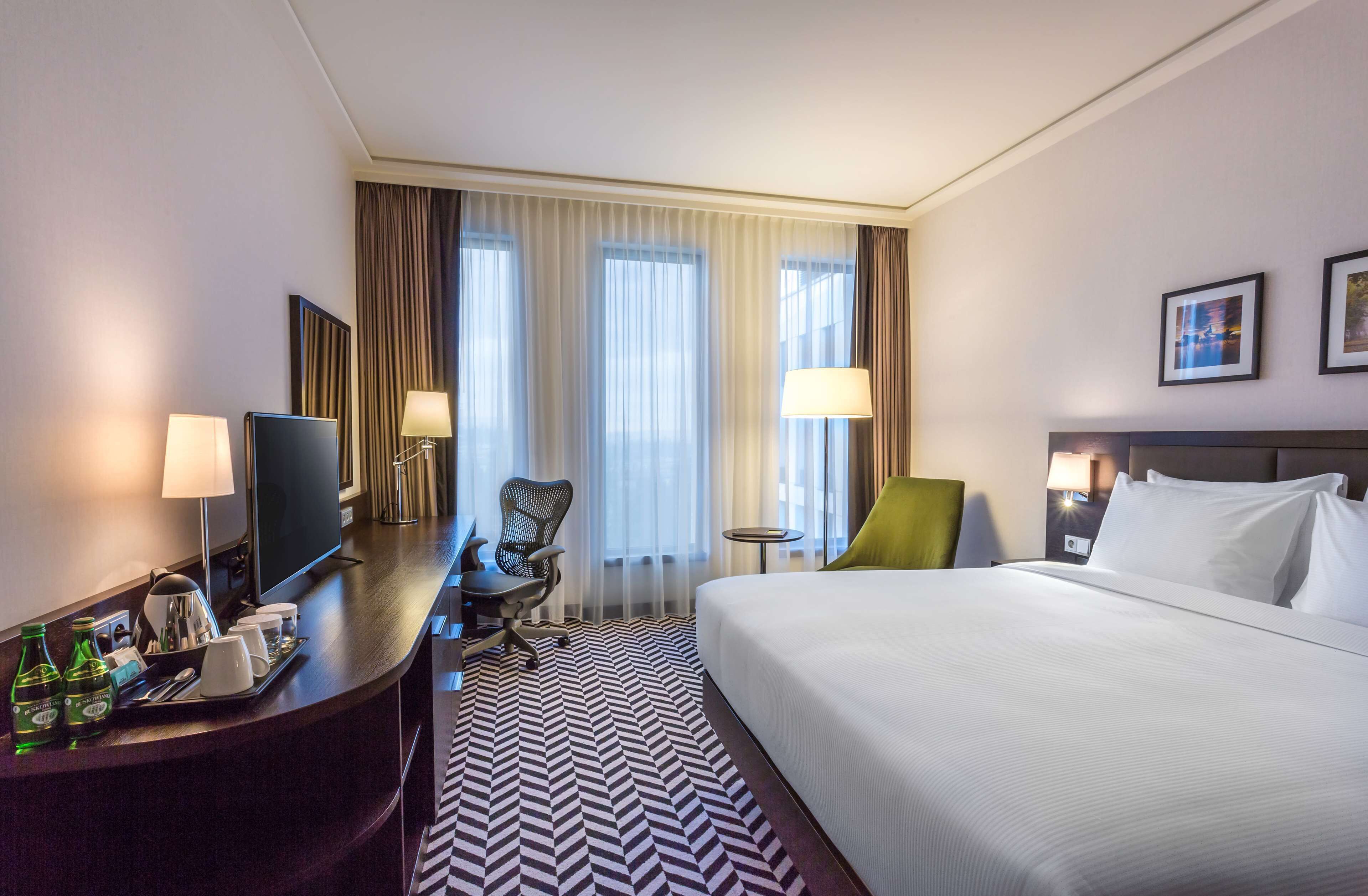 Hochwertige Bettwaren, Betten mit Memory-Foam-Matratzen, Zimmersafe
