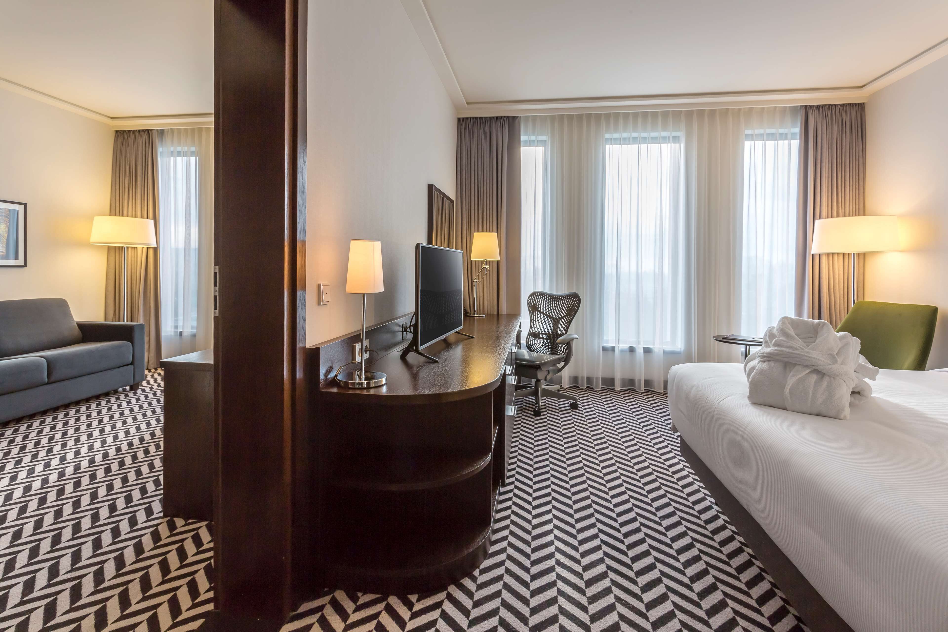 suite, 1 bedroom | premium bedding, memory-foam beds, in-room safe, desk