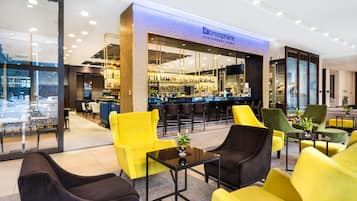Serve café da manhã, almoço e jantar