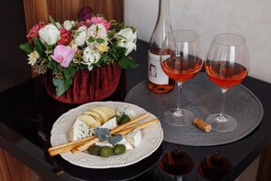 Apartment | Hypo-allergenic bedding, pillowtop beds, minibar, in-room safe - Ribas (Odesa)