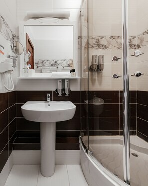 Ducha, artículos de tocador gratuitos, secador de pelo, batas