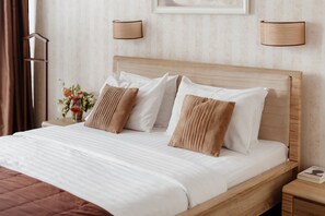 Deluxe Room, Balcony | Hypo-allergenic bedding, pillowtop beds, minibar, in-room safe - Ribas (Odesa)