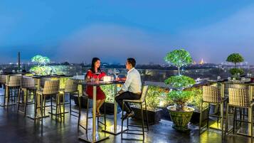 4 bars/lounges, poolside bar