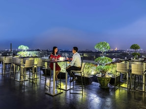 3 من المطاعم، حيث تُقدم وجبات الغداء، العشاء، الأطباق العالمية