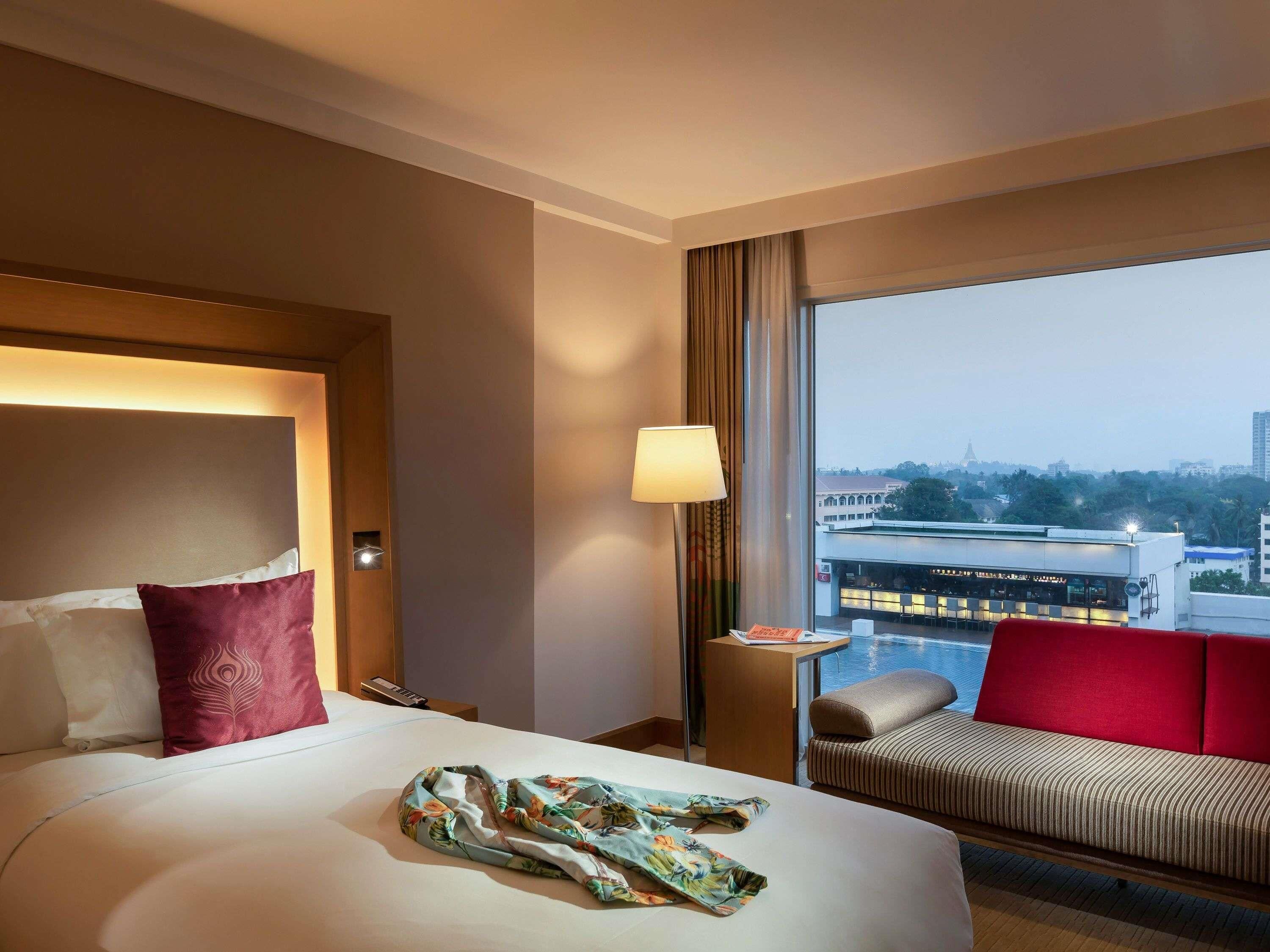 Deluxe Room with Large Twin Beds & Sofa | Una cassaforte in camera, una scrivania, postazione laptop