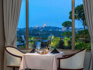 3 restaurants; lunch and dinner served