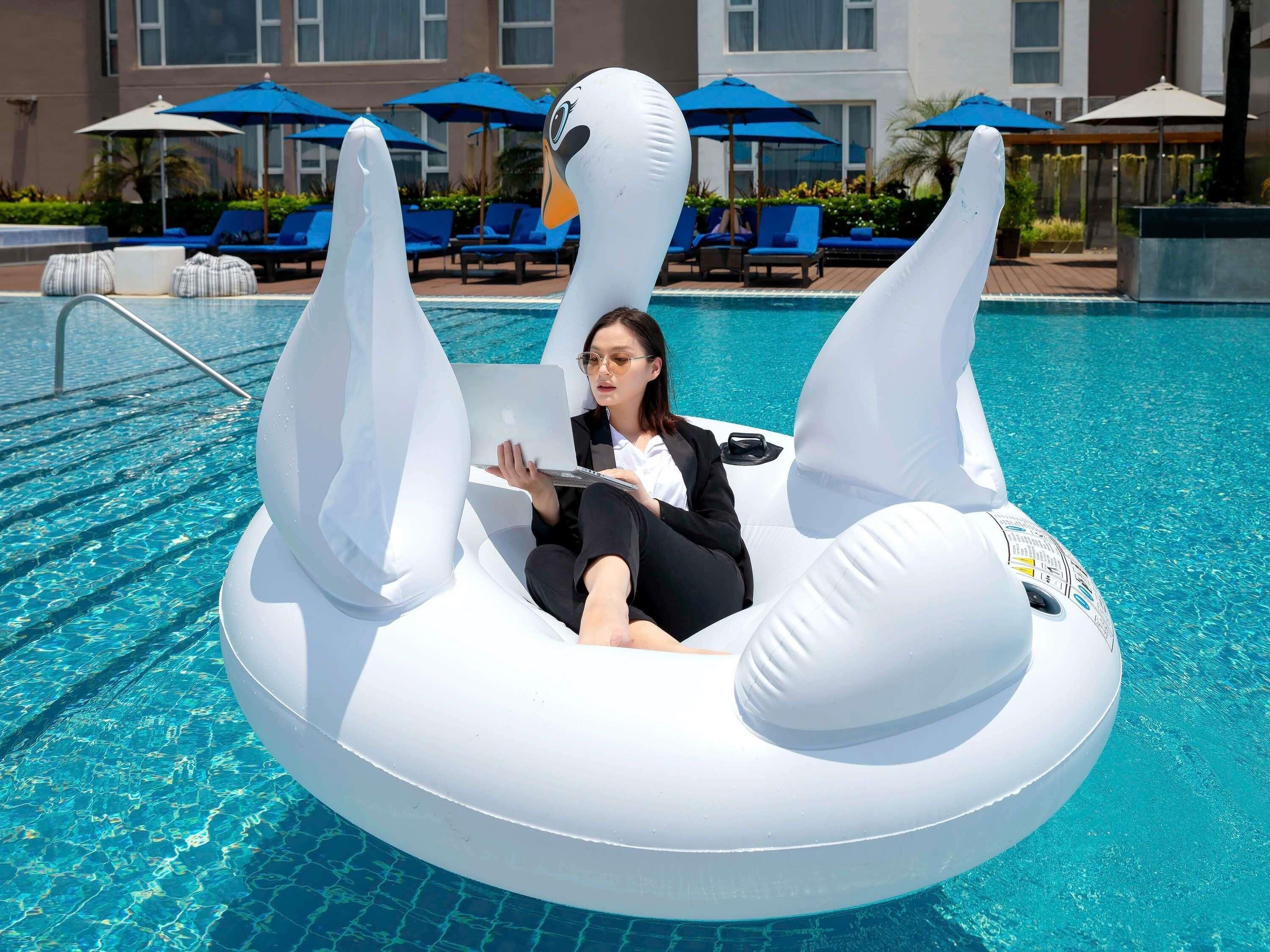 4 bars/lounges, een poolbar