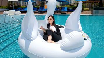 4 bars/lounges, een poolbar