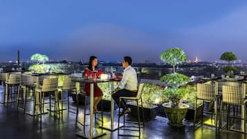 3 restaurants; lunch and dinner served