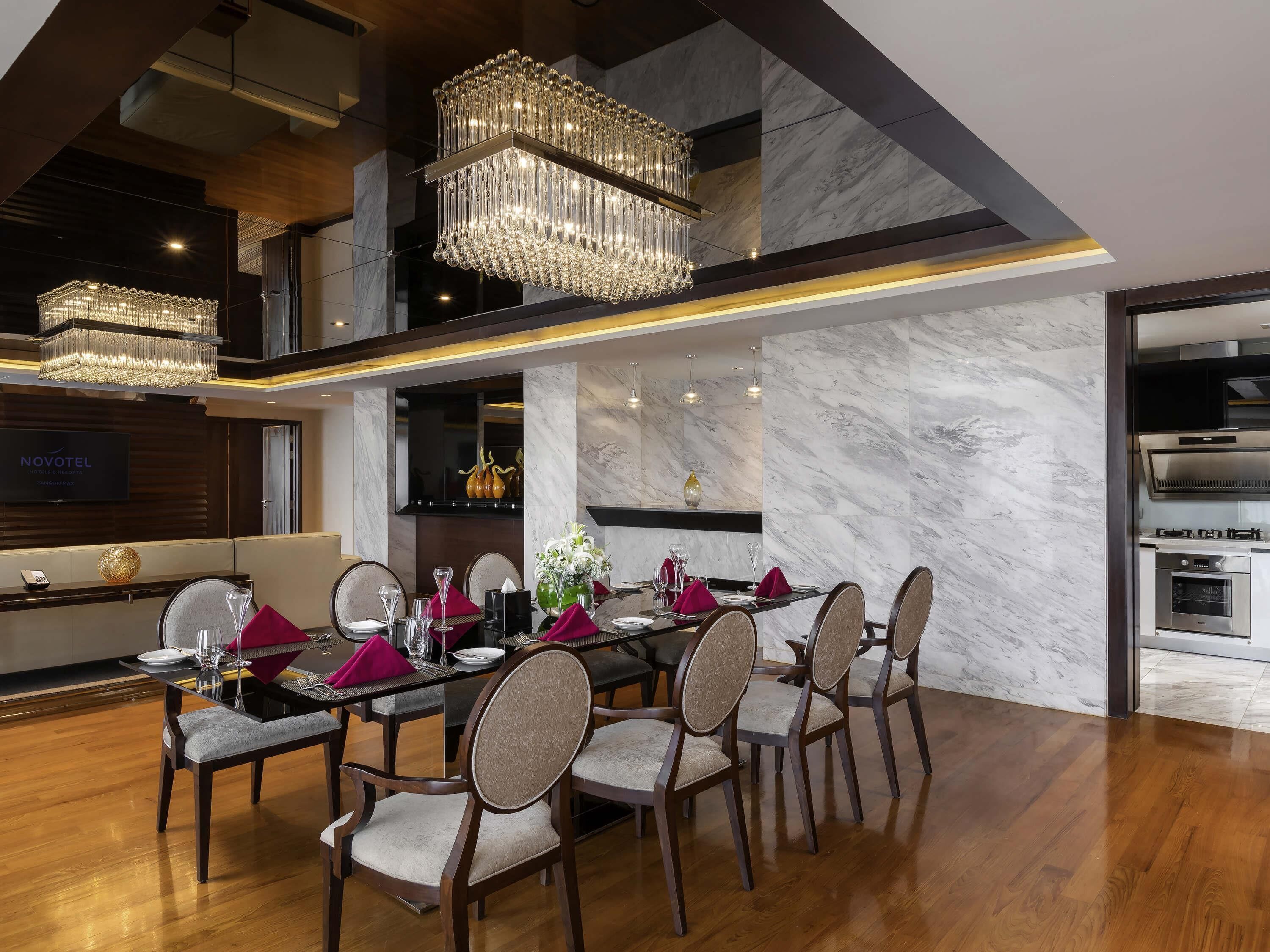 Presidential Suite | Minibar, in-room safe, desk, laptop workspace