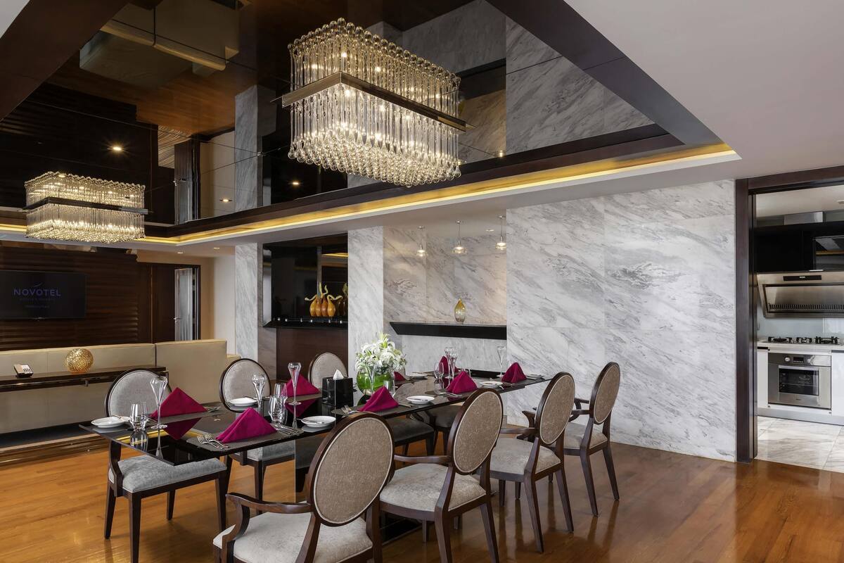 Presidential Suite | Minibar, in-room safe, desk, laptop workspace