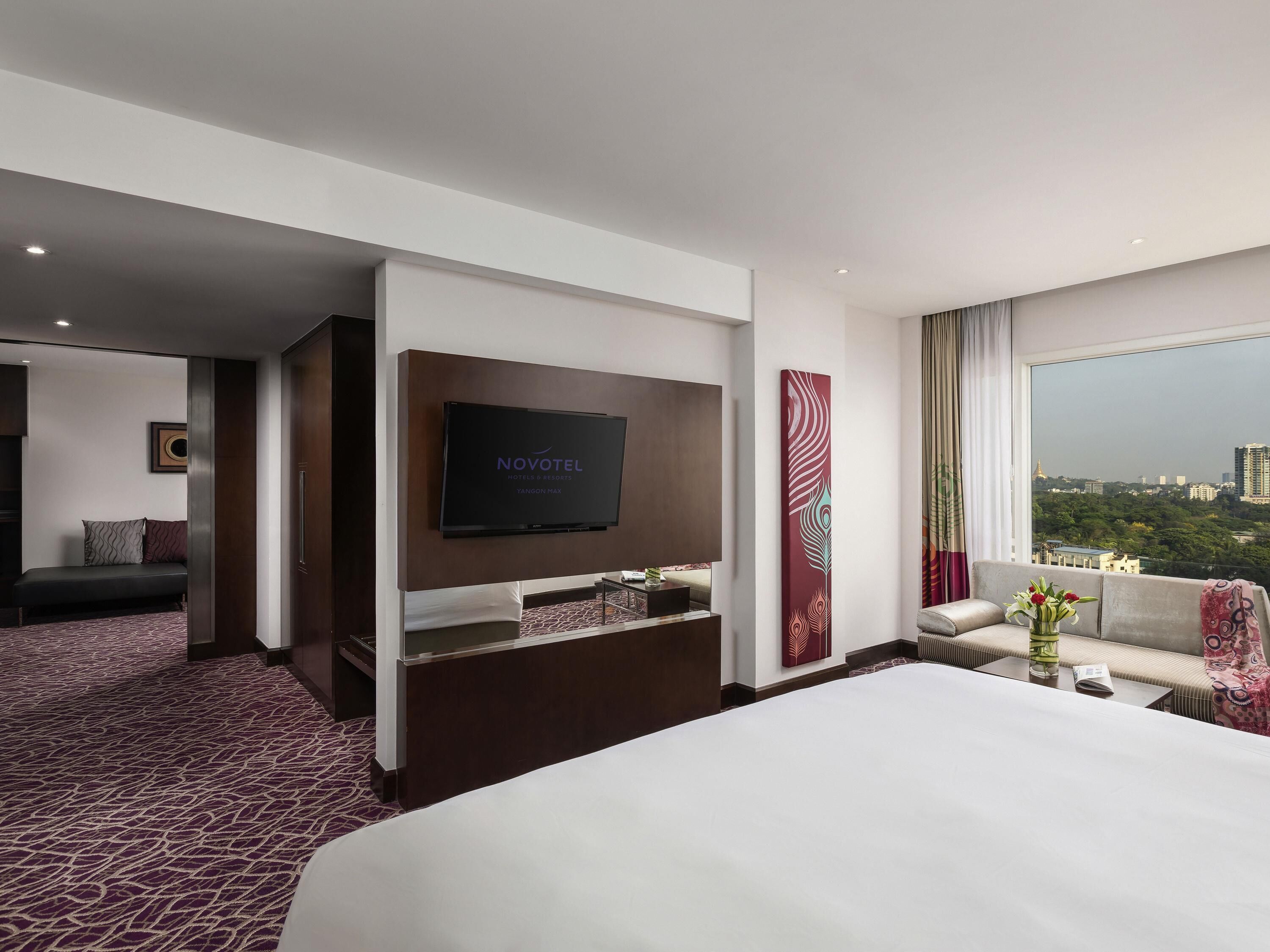 Luxurious Executive Suite Room with Separate li ving area, Sofa, Bath tub and Rain Shower | Minibar, in-room safe, desk, laptop workspace